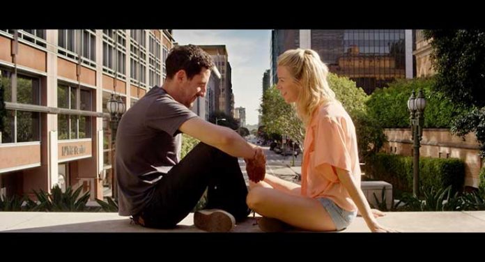 Publicity still of Adam Shapiro and Kim Shaw in Nobody Walks in LA (2016)