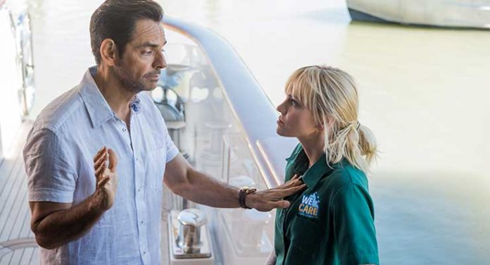 Eugenio Debez and Anna Faris in Overboard (2018)