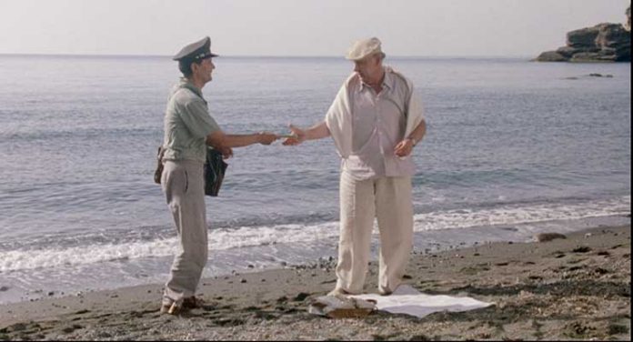 Massimo Troisi and Philippe Noiret in Il postino (1994) (