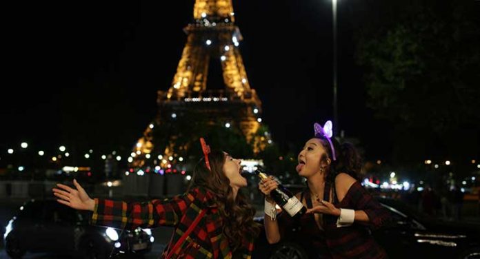 EMILY IN PARIS (L to R) LILY COLLINS as EMILY and ASHLEY PARK as MINDY in episode 105 of EMILY IN PARIS Cr. CAROLE BETHUEL/NETFLIX © 2020