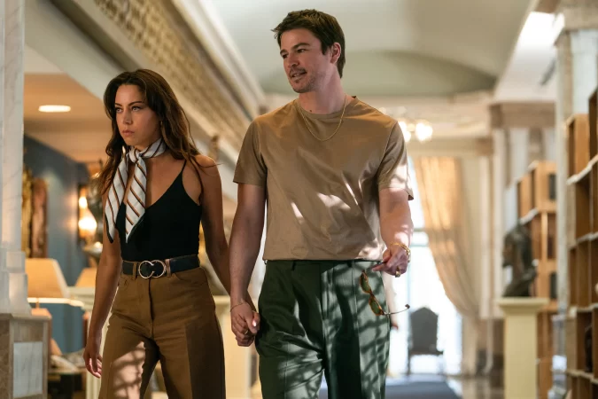 Aubrey Plaza and Josh Hartnett in Operation Fortune: Ruse de guerre (2023)