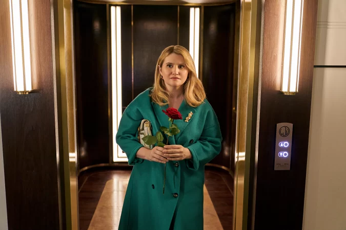 Jillian Bell as Susan in Murder Mystery 2. Cr. Scott Yamano/Netflix © 2023.