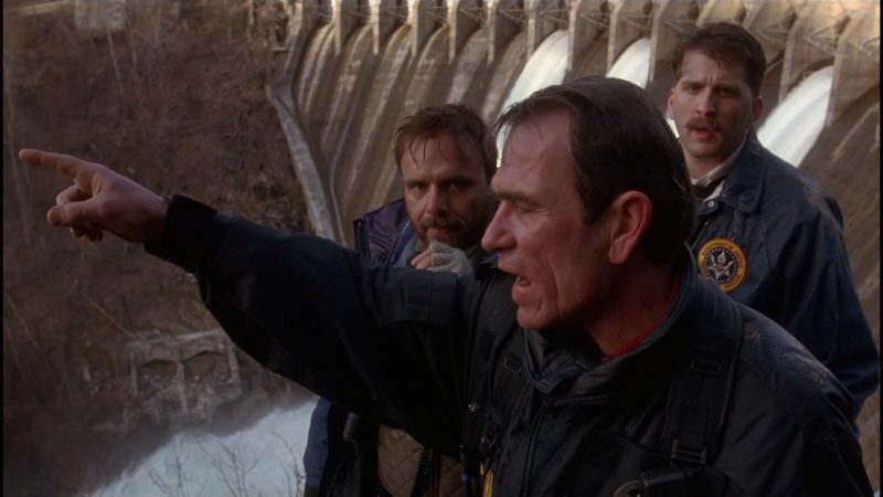 Tommy Lee Jones and Joe Pantoliano in The Fugitive (1993)