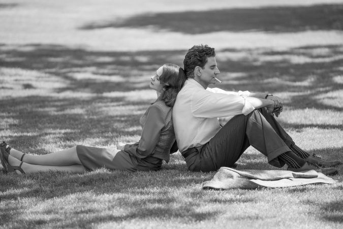 Maestro. (L to R) Carey Mulligan as Felicia Montealegre and Bradley Cooper as Leonard Bernstein (Director/Writer/Producer) in Maestro. Cr. Jason McDonald/Netflix © 2023.