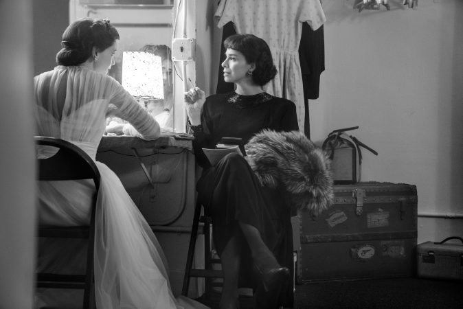 Maestro. (L to R) Carey Mulligan as Felicia Montealegre and Sarah Silverman as Shirley Bernstein in Maestro. Cr. Jason McDonald/Netflix © 2023.