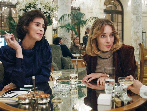 Maestro. (L to R) Sarah Silverman as Shirley Bernstein and Maya Hawke as Jamie Bernstein in Maestro. Cr. Courtesy of Netflix © 2023.