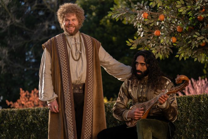 THE DECAMERON. (L to R) Douggie McMeekin as Tindaro and Amar Chadha-Patel as Dioneo in Episode 102 of The Decameron. Cr. Giulia Parmigiani/Netflix © 2023