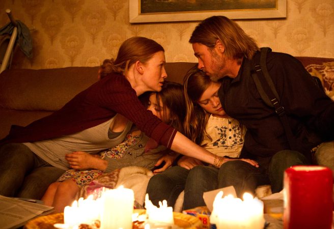 Brad Pitt, Mireille Enos, Sterling Jerins, and Abigail Hargrove in World War Z (2013)