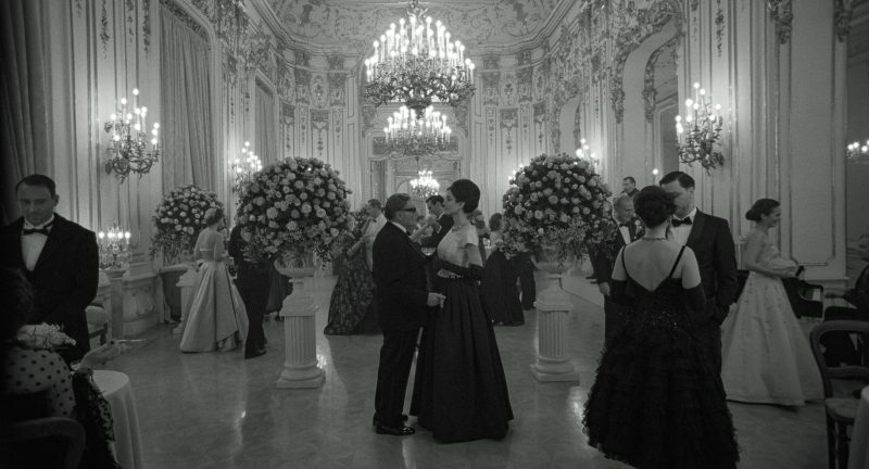 MARIA. (L to R) Haluk Bilginer as Aristotle Onassis and Angelina Jolie as Maria Callas in Maria. Cr. Courtesy of Netflix © 2024.