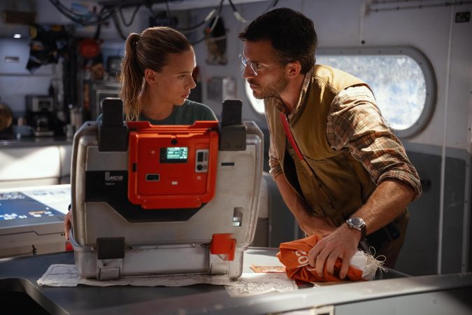 Jonathan Bailey and Scarlett Johansson in Jurassic World: Rebirth (2025)