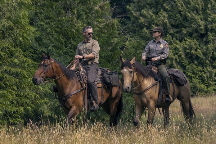 Untamed. (L to R) Eric Bana as Kyle Turner, Lily Santiago as Naya Vasquez in episode 102 of Untamed. Cr. Ricardo Hubbs/Netflix © 2025